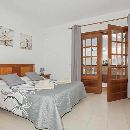 Playa Blanca Sleeps 4 Air Con Wifi Willa